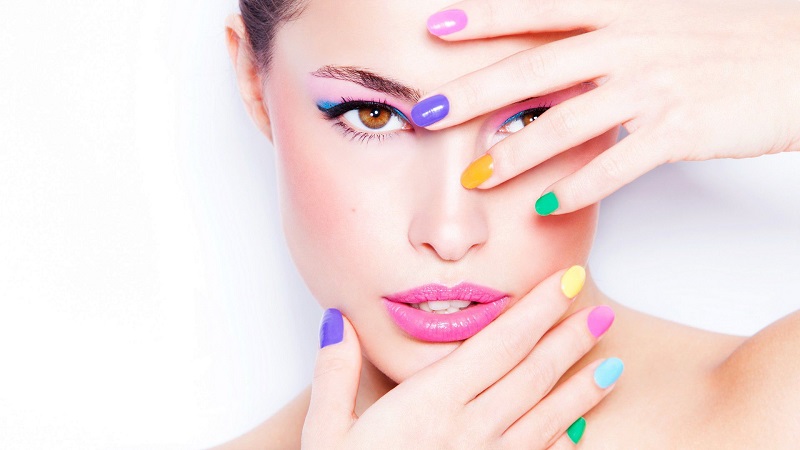 Explosion de couleurs! Manucure d'été dans des idées colorées et des innovations pour les ongles