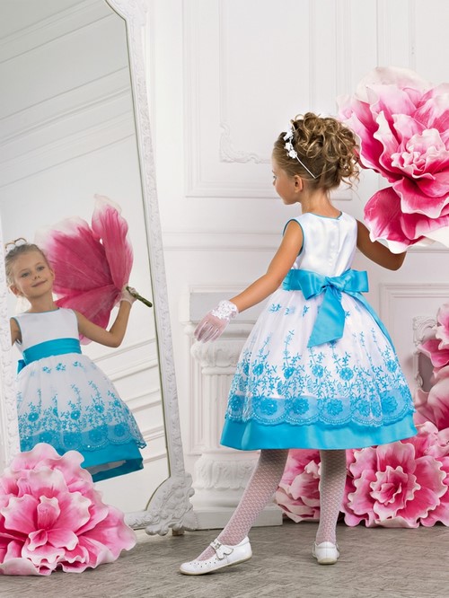 Dla małych fashionistek! Piękne sukienki na studniówkę dla dziewczynek