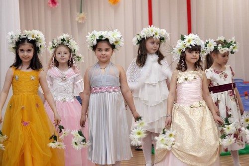 Dla małych fashionistek! Piękne sukienki na studniówkę dla dziewczynek