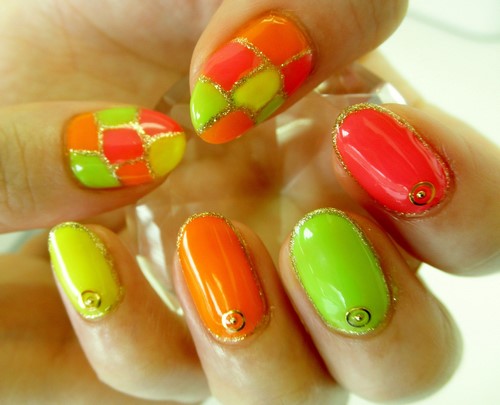 Manicura brillante: ideas originales de diseño de uñas en colores saturados