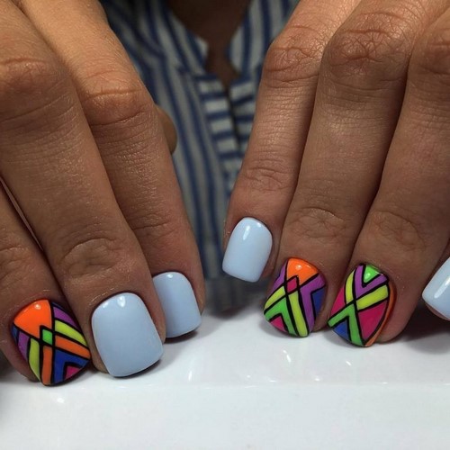 Manucure lumineuse - idées originales de conception d'ongles aux couleurs saturées