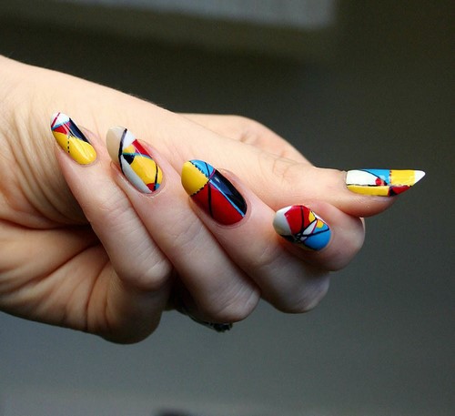Jasny manicure - oryginalne pomysły na paznokcie w nasyconych kolorach
