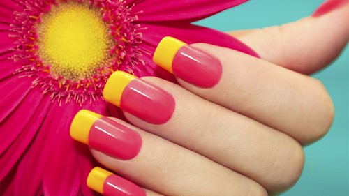 Manicure brilhante - idéias originais de design de unhas em cores saturadas