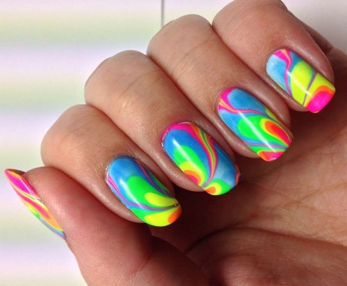 Jasny manicure - oryginalne pomysły na paznokcie w nasyconych kolorach