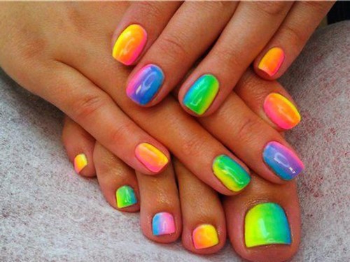 Bright manicure - แนวคิดการออกแบบเล็บดั้งเดิมในสีอิ่มตัว