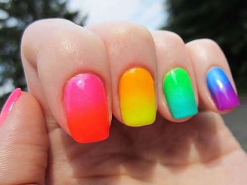 Heldere manicure - originele ideeën voor nagelontwerp in verzadigde kleuren