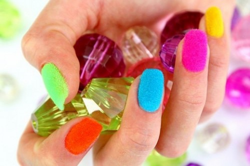 Manicura brillant: idees originals de disseny d’ungles en colors saturats