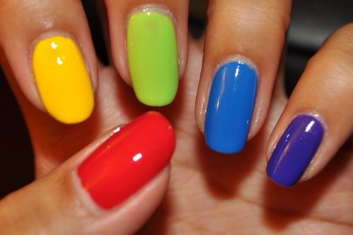 Свијетли маникир - оригиналне идеје за нокте у засићеним бојама