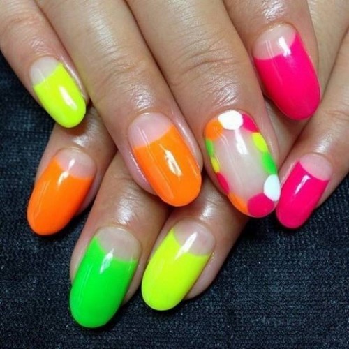 Manicure brilhante - idéias originais de design de unhas em cores saturadas