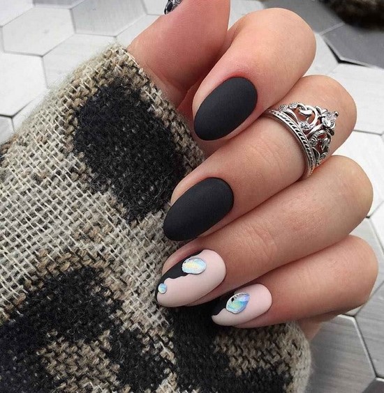 Modny ciemny manicure - piękne zdjęcia pomysłu na manicure w ciemnych odcieniach