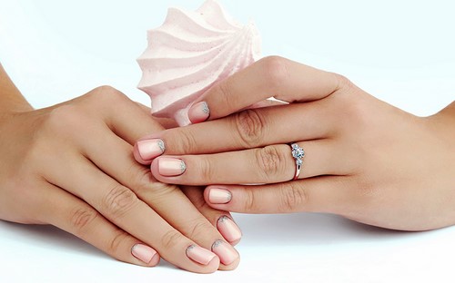 Naakte manicure - de beste ideeën voor trendy nagelontwerp