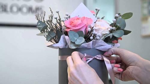 Tendance floristique à la mode: des fleurs à faire soi-même dans une boîte