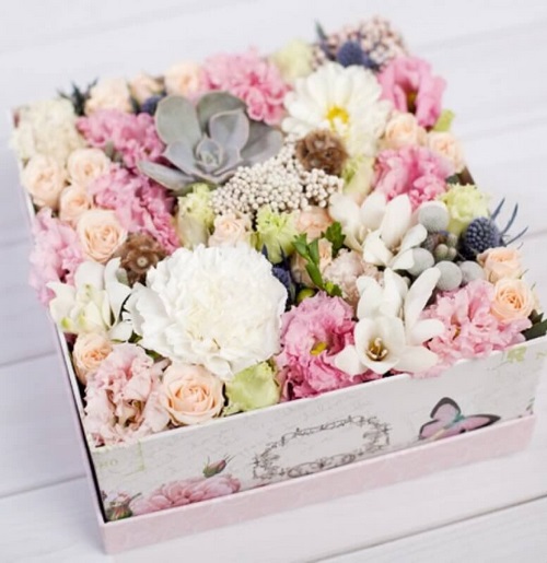 Moderigtigt blomstertrend: gør-det-selv-blomster i en kasse