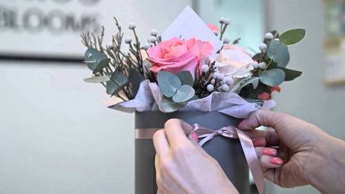 Modieuze floristische trend: doe-het-zelf bloemen in een doos