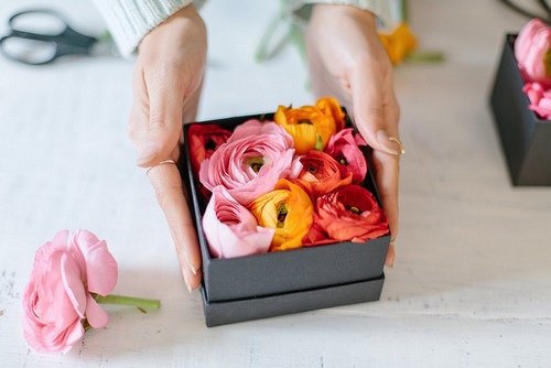 แนวโน้มแฟชั่นดอกไม้: ดอกไม้ที่ทำด้วยตัวเองในกล่อง