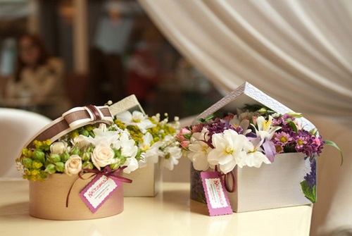 Muodikas kukkakauppiasuuntaus: tee itse-kukat laatikossa