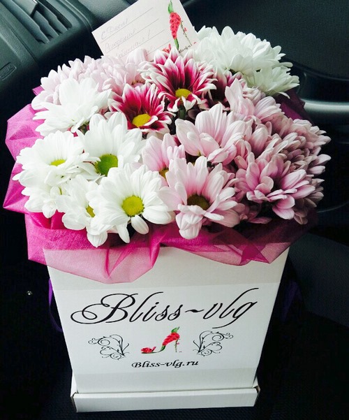 แนวโน้มแฟชั่นดอกไม้: ดอกไม้ที่ทำด้วยตัวเองในกล่อง