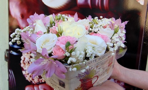 Fashionable floristic trend: do-it-yourself flowers in a box