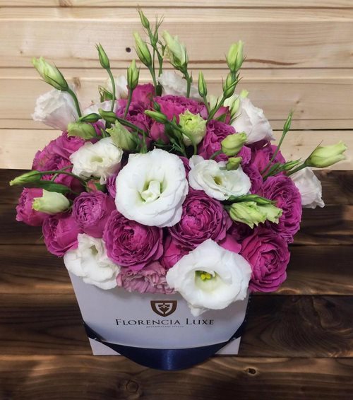 Tendencia florística de moda: flores hágalo usted mismo en una caja