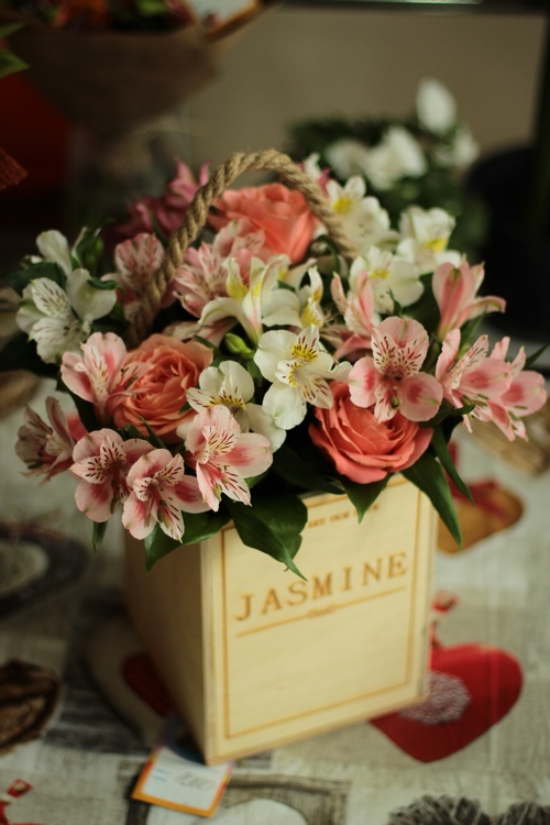 Trend floristik bergaya: bunga do-it-yourself dalam kotak