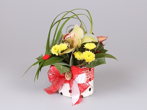 Modieuze floristische trend: doe-het-zelf bloemen in een doos