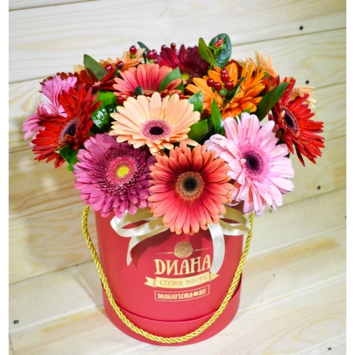 Tendencia florística de moda: flores hágalo usted mismo en una caja