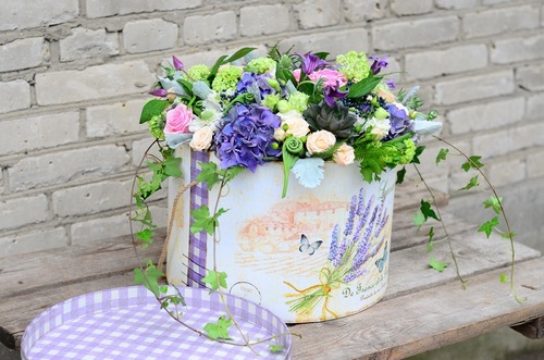 Μοντέρνα floristic τάση: do-it-yourself λουλούδια σε ένα κουτί