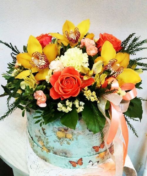 Fashionable floristic trend: do-it-yourself flowers in a box