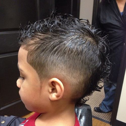 Fasjonable hårklipp for gutter. Foto hårklipp ideer, trender, trender
