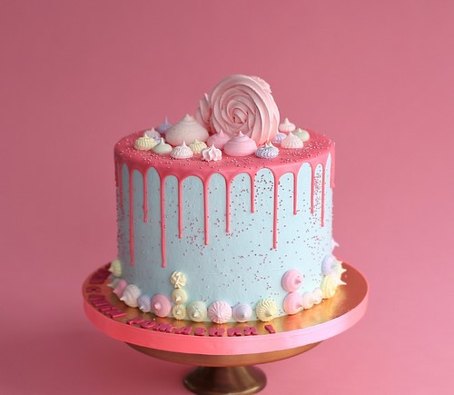 Szép születésnapi sütemények. Csodálatos fotók a tortát díszítő ötletekről
