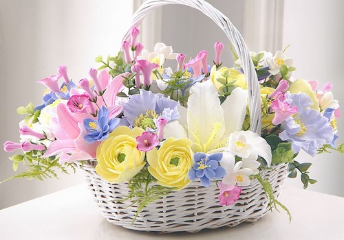 Prachtige lente boeketten van bloemen en lente bloemstukken