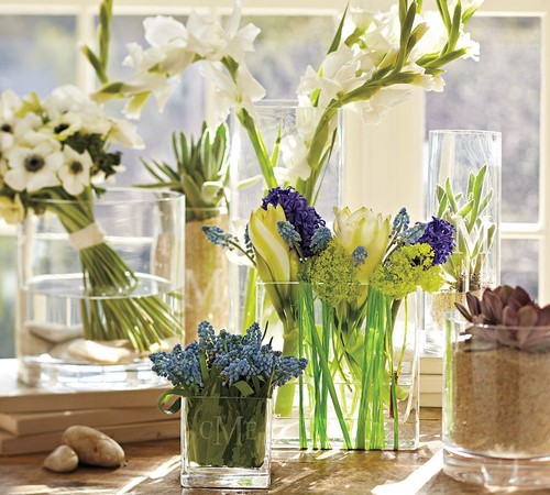 Beaux bouquets de fleurs printanières et arrangements floraux printaniers