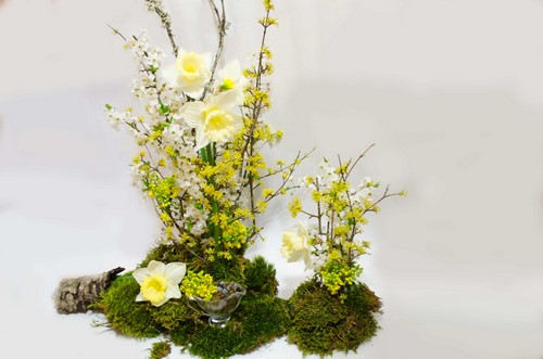 Прелепи пролећни букети цвећа и пролећни цветни аранжмани