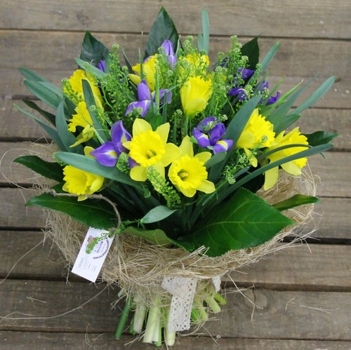 Beaux bouquets de fleurs printanières et arrangements floraux printaniers