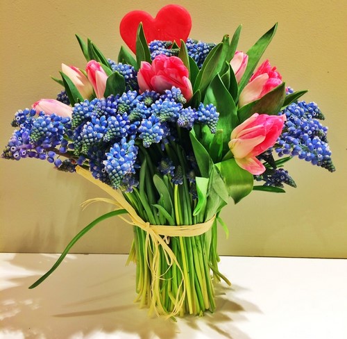 Vakre vårbuketter med blomster og vårblomsterarrangementer