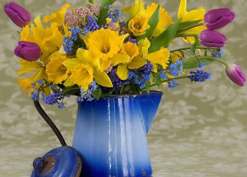 Όμορφα ανοιξιάτικα μπουκέτα λουλουδιών και ανοιξιάτικες λουλουδιές