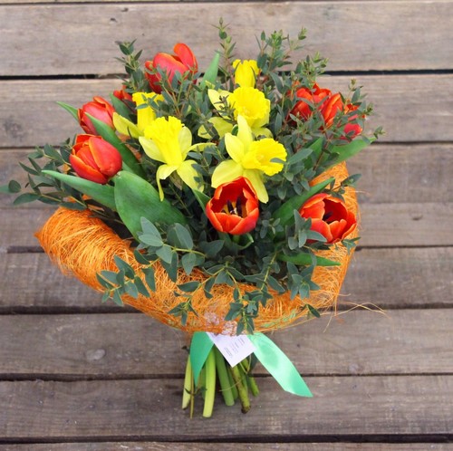 Красиви пролетни букети от цветя и пролетни флорални аранжировки
