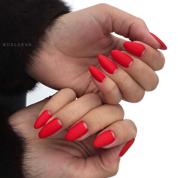 Manicure yang comel dalam warna merah: baru
