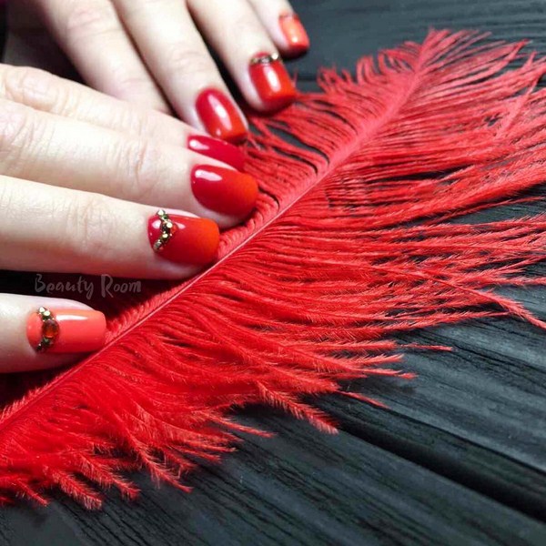 Manicure yang comel dalam warna merah: baru