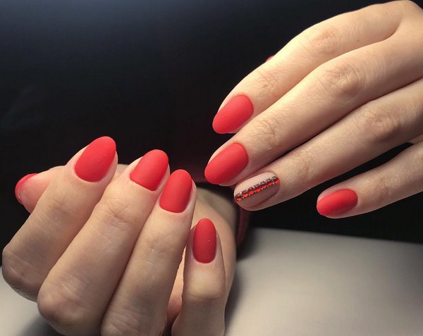 Adorabile manicure in rosso: nuova