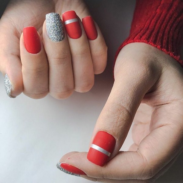 Uroczy manicure w kolorze czerwonym: nowy