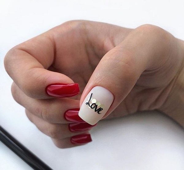 Splendida manicure con iscrizioni: parole sulle unghie - idee fotografiche