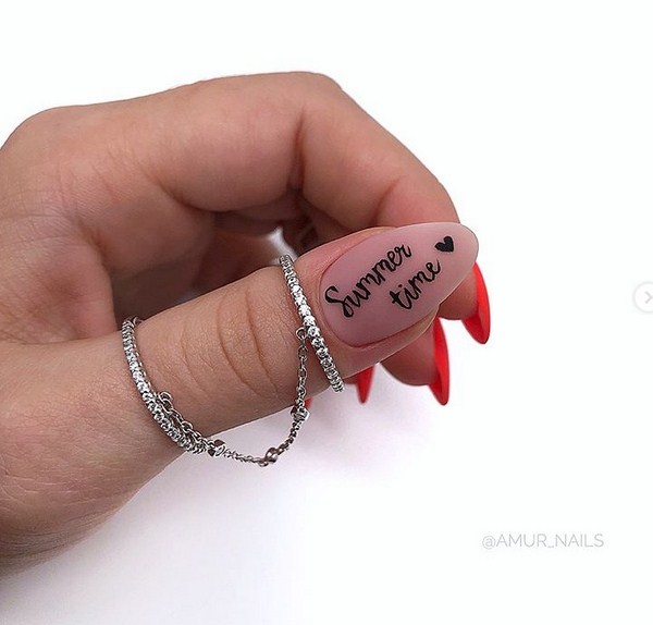 Oszałamiający manicure z napisami: słowa na paznokciach - pomysły na zdjęcia