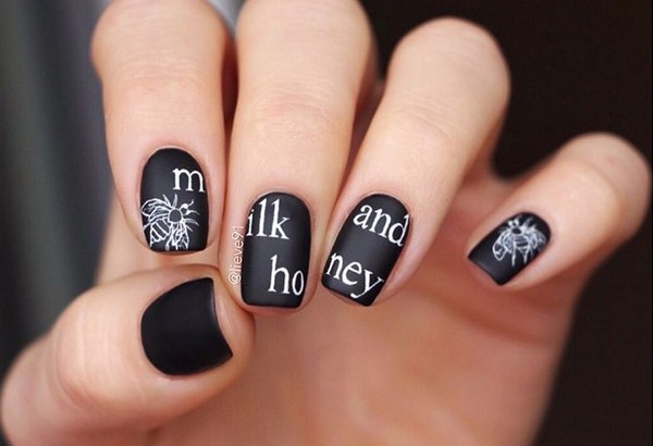 Verbluffende manicure met inscripties: woorden op nagels - foto-ideeën