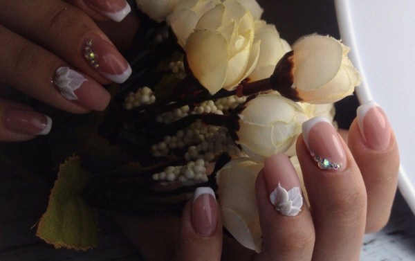 Manucure de mariage de la mariée: options de conception d'ongles luxueuses