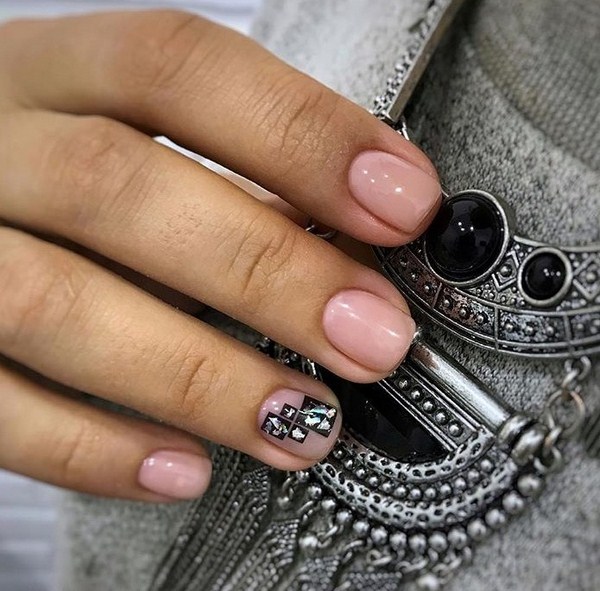 Piękny manicure w modnym designie - najlepsza wiadomość na zdjęciu