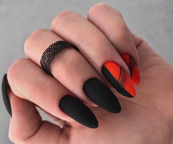 Raadselachtige zwarte manicure in uitgebreide ontwerpvoorbeelden.
