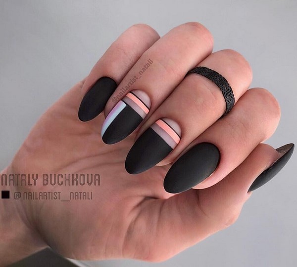 Raadselachtige zwarte manicure in uitgebreide ontwerpvoorbeelden.