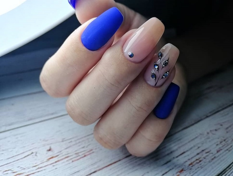 Inspirado manicure azul. Principais inovações